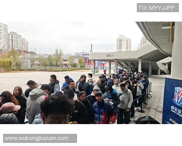 球迷连夜排队抢购球衣场面堪比演唱会引发热议抢购潮席卷全城
